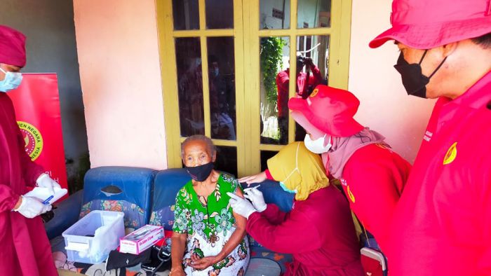 Lansia di Blitar Semangat Ikuti Vaksinasi Door To Door Dosis Kedua BIN Jatim