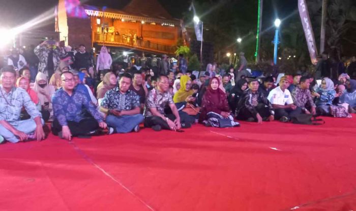 Berbaur dengan Masyarakat, Wali Kota Mojokerto Nikmati Pagelaran Wayang Kulit di Alun-Alun Wiraraja Berbaur dengan Masyarakat, Wali Kota Mojokerto Nikmati Pagelaran Wayang Kulit di Alun-Alun Wiraraja