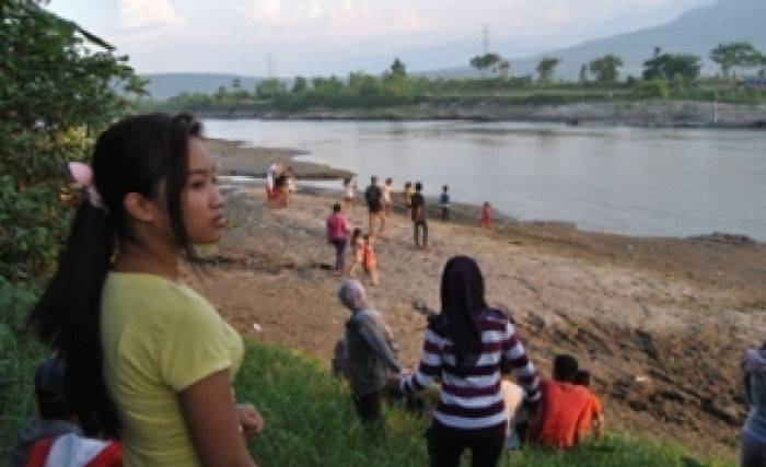 Buaya tak Nongol ketika Ratusan Masyarakat Menunggu di Kali Porong Sidoarjo Buaya tak Nongol ketika Ratusan Masyarakat Menunggu di Kali Porong Sidoarjo