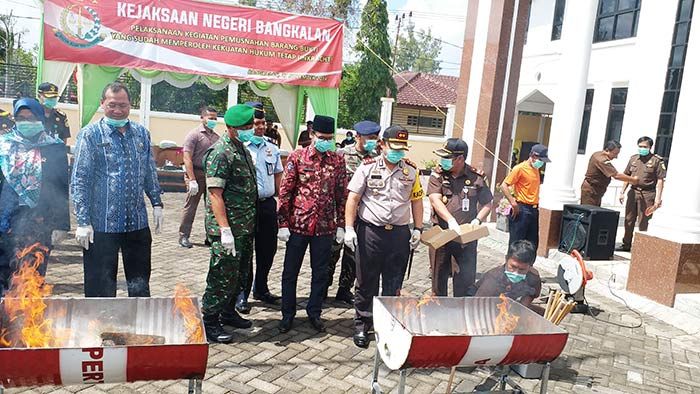 Disaksikan Forkopimda, Kejari Bangkalan Musnahkan Ratusan Barang Bukti Disaksikan Forkopimda, Kejari Bangkalan Musnahkan Ratusan Barang Bukti