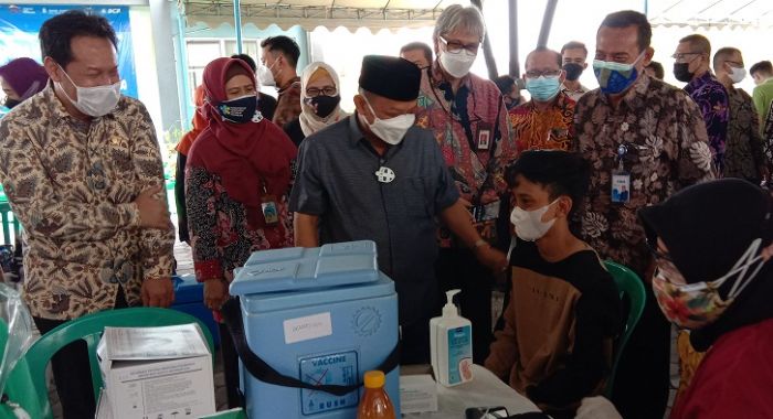 Target 10 Juta Dosis, OJK Gelar Vaksinasi Covid-19 di Situbondo Target 10 Juta Dosis, OJK Gelar Vaksinasi Covid-19 di Situbondo