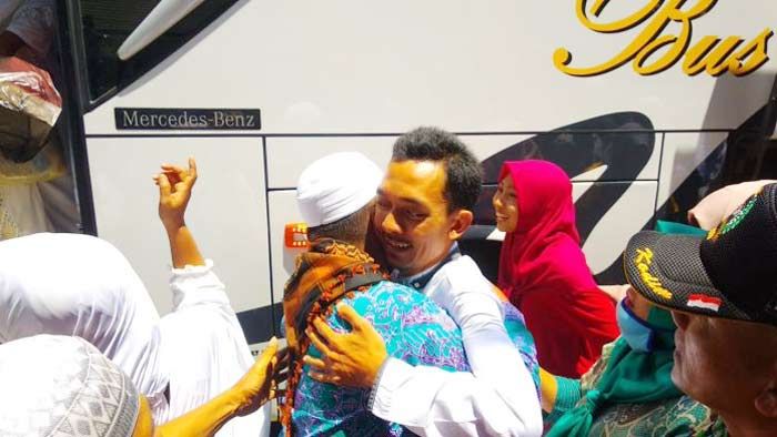 Tiba Dini Hari, Ratusan Jemaah Haji Kota Pasuruan Disambut Keluarganya Tiba Dini Hari, Ratusan Jemaah Haji Kota Pasuruan Disambut Keluarganya