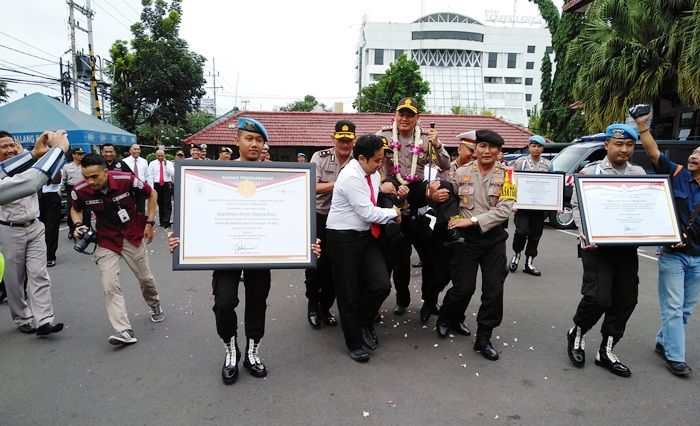 Raih Banyak Penghargaan, Kapolres Malang Kota Dipanggul para Kasat