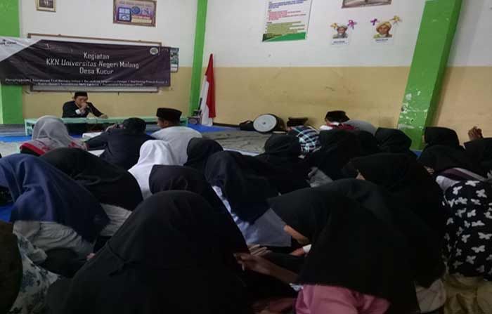 Mahasiswa KKN UM Ajak Masyarakat Desa Kucur Aktif Berorganisasi