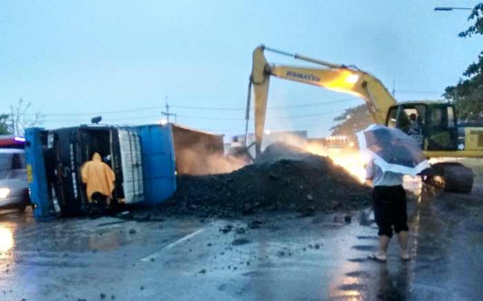 Dump Truk Muatan Batu Bara Terguling di Exit Tol Porong Dump Truk Muatan Batu Bara Terguling di Exit Tol Porong