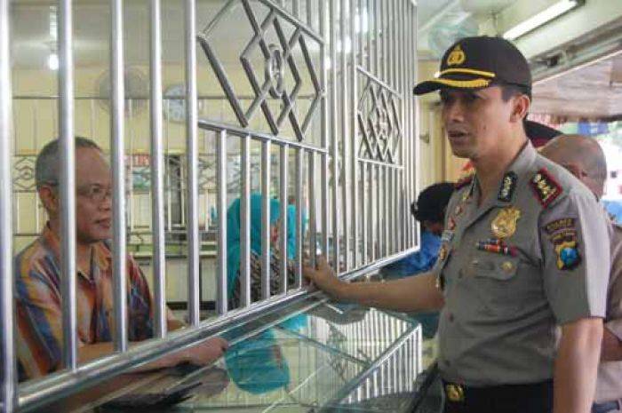 Blusukan ke Pasar, Kapolres Trenggalek Minta Toko Emas Pasang CCTV Blusukan ke Pasar, Kapolres Trenggalek Minta Toko Emas Pasang CCTV
