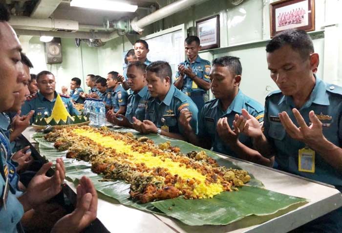 Awali Tahun 2018, Prajurit KRI Teluk Sampit - 515 Satfibarmatim Adakan Doa Bersama
