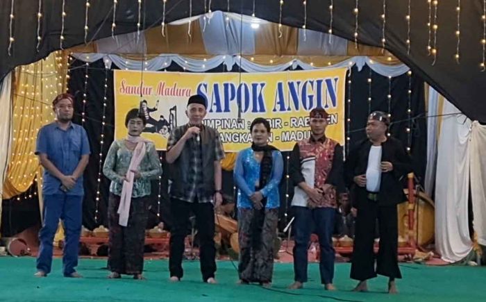 Pj Bupati Bangkalan Apresiasi Pentas Seni Sandur yang Digelar Syafiuddin Pj Bupati Bangkalan Apresiasi Pentas Seni Sandur yang Digelar Syafiuddin