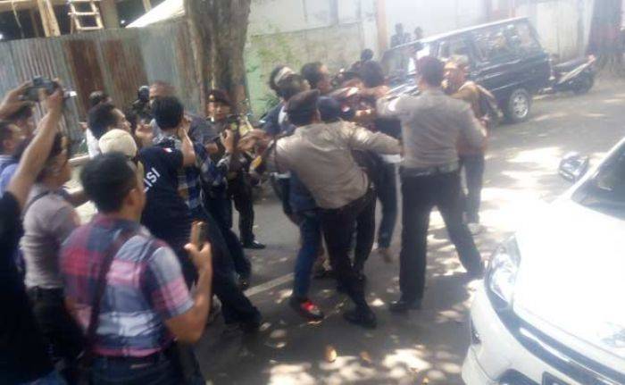 Ketua PMII Bojonegoro Sayangkan Aksi Kekerasan Polisi Ketua PMII Bojonegoro Sayangkan Aksi Kekerasan Polisi