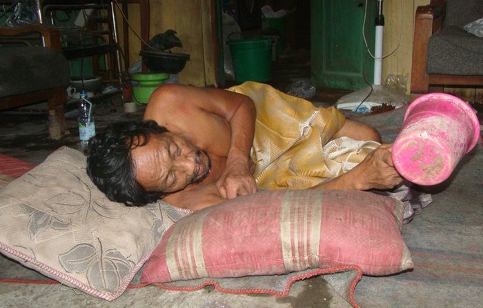 Lumpuh Akibat Stroke, Lelaki Sebatang Kara di Cerme Gresik Ditelantarkan Keluarga Lumpuh Akibat Stroke, Lelaki Sebatang Kara di Cerme Gresik Ditelantarkan Keluarga