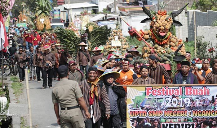 Ribuan Warga Porak Gunugan Nanas di Lereng Kelud Ribuan Warga Porak Gunugan Nanas di Lereng Kelud