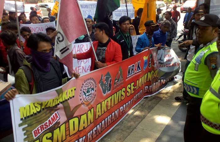 Relawan Anti Korupsi Demo Tolak Kenaikan PBB Relawan Anti Korupsi Demo Tolak Kenaikan PBB