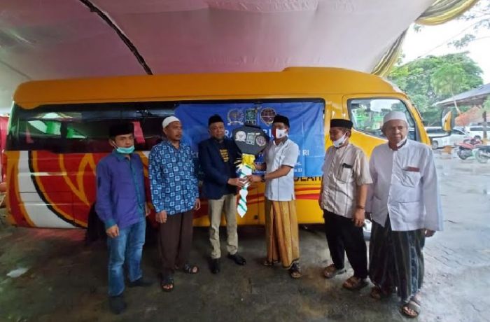 Syafiuddin Asmoro Serahkan Bantuan Bus Santri ke PP Syaichona Cholil Bangkalan