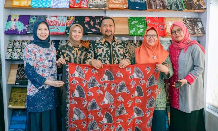 Bupati Gresik Resmikan Galeri Dekranasda untuk Promosikan Produk Unggulan Bupati Gresik Resmikan Galeri Dekranasda untuk Promosikan Produk Unggulan