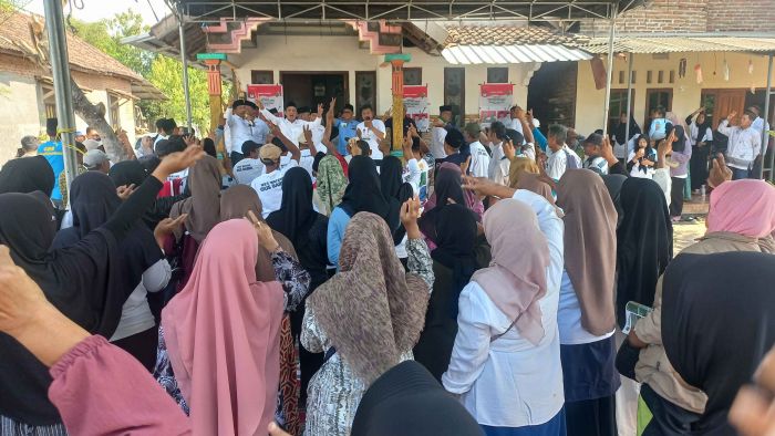Sambut Paslon Mubarok, Ribuan Emak-Emak di Jatirejo Yel-Yel Coblos 02 dan Wayahe Gus Barra Bupatine Sambut Paslon Mubarok, Ribuan Emak-Emak di Jatirejo Yel-Yel Coblos 02 dan Wayahe Gus Barra Bupatine