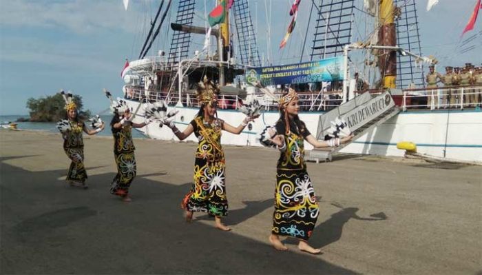 Tari Adat Setempat Sambut Kedatangan KRI Dewaruci di Balikpapan