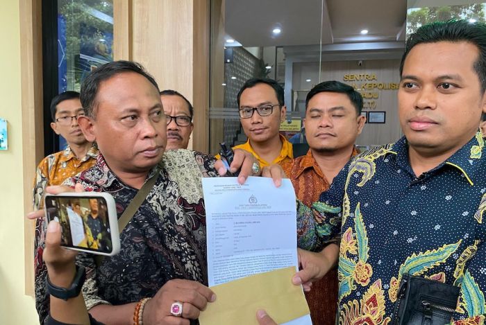 Camat Asemrowo Laporkan Ormas dan Akun yang Fitnah Dirinya Selingkuh ke Polda Jatim Camat Asemrowo Laporkan Ormas dan Akun yang Fitnah Dirinya Selingkuh ke Polda Jatim