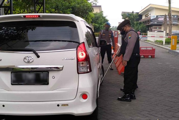 Antisipasi Teror, Polresta Sidoarjo Lakukan Pengecekan di Pintu Masuk Antisipasi Teror, Polresta Sidoarjo Lakukan Pengecekan di Pintu Masuk