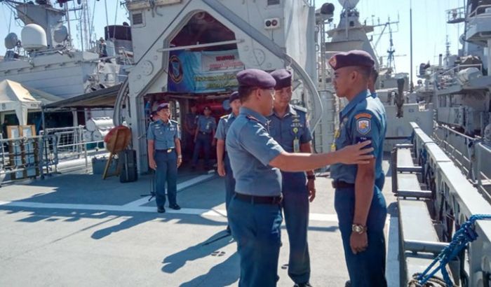 Komandan KRI Nala-363 Terima Laporan Kenaikan Pangkat Prajurit Komandan KRI Nala-363 Terima Laporan Kenaikan Pangkat Prajurit