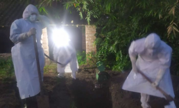 Pejabat Kemenag Kota Blitar yang Meninggal Berstatus PDP Dimakamkan Sesuai Protap Covid-19 Pejabat Kemenag Kota Blitar yang Meninggal Berstatus PDP Dimakamkan Sesuai Protap Covid-19
