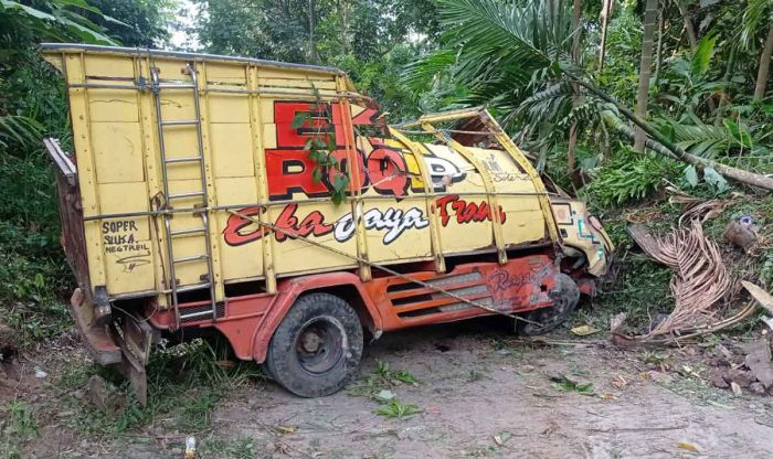 Truk Bak Terbuka Terguling di Gading Probolinggo, 25 Orang Jadi Korban