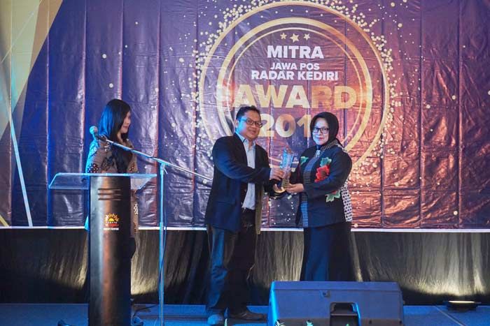 Award untuk Tambah Motivasi Dalam Menyapa Masyarakat Award untuk Tambah Motivasi Dalam Menyapa Masyarakat