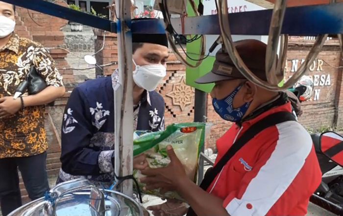 Lanjutkan Bagi-bagi Ribuan Sembako, Gus Barra Borong Dagangan PKL Lanjutkan Bagi-bagi Ribuan Sembako, Gus Barra Borong Dagangan PKL