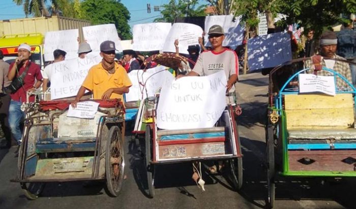 Dukung Revisi UU KPK, Kompak Pamekasan Bagi-bagi Uang ke Tukang Becak