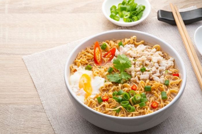 Efek Samping Makan Mi Dicampur Nasi, Simak Penjelasannya Menurut Ahli Gizi
