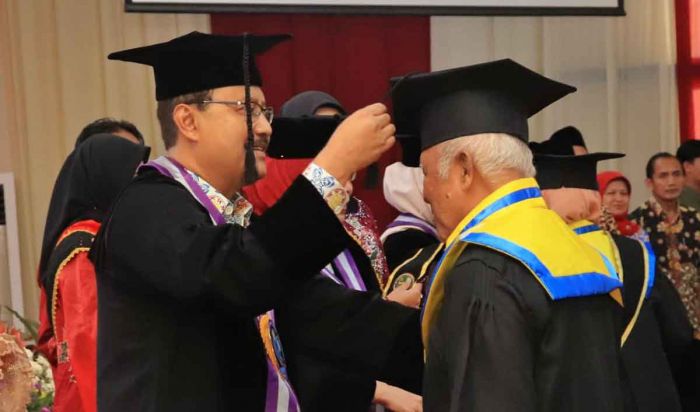 Gus Ipul Sampaikan 3 Pesan Penting saat Mewisuda 290 Lansia Gus Ipul Sampaikan 3 Pesan Penting saat Mewisuda 290 Lansia