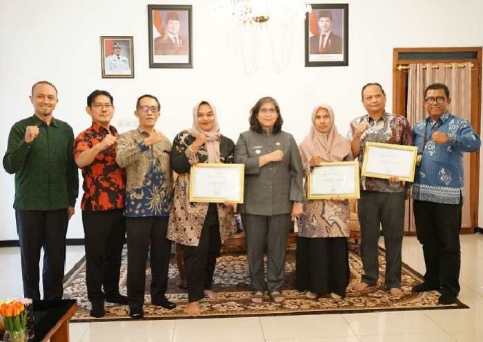 Tiga Pasar Tradisional Kota Kediri Raih Penghargaan Tertib Ukur, Pj Zanariah Minta Ditingkatkan Tiga Pasar Tradisional Kota Kediri Raih Penghargaan Tertib Ukur, Pj Zanariah Minta Ditingkatkan