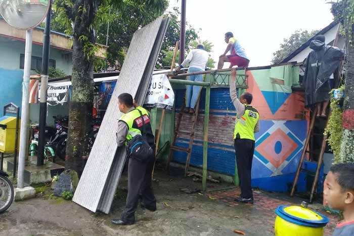 Puting Beliung Hajar Wlingi Blitar, 8 Rumah dan 2 Bangunan Sekolah Alami Kerusakan Puting Beliung Hajar Wlingi Blitar, 8 Rumah dan 2 Bangunan Sekolah Alami Kerusakan
