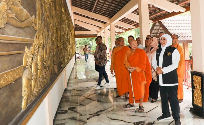 Kunjungi Patung Buddha Tidur, Khofifah: Waisak Pijakan Bangun Nilai Luhur Persaudaraan Kebangsaan