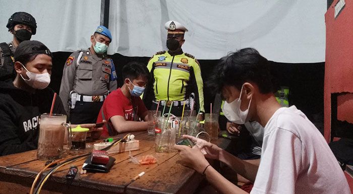Operasi Yustisi Polresta Sidoarjo Sasar Warung dan Kafe di Kota Delta Operasi Yustisi Polresta Sidoarjo Sasar Warung dan Kafe di Kota Delta
