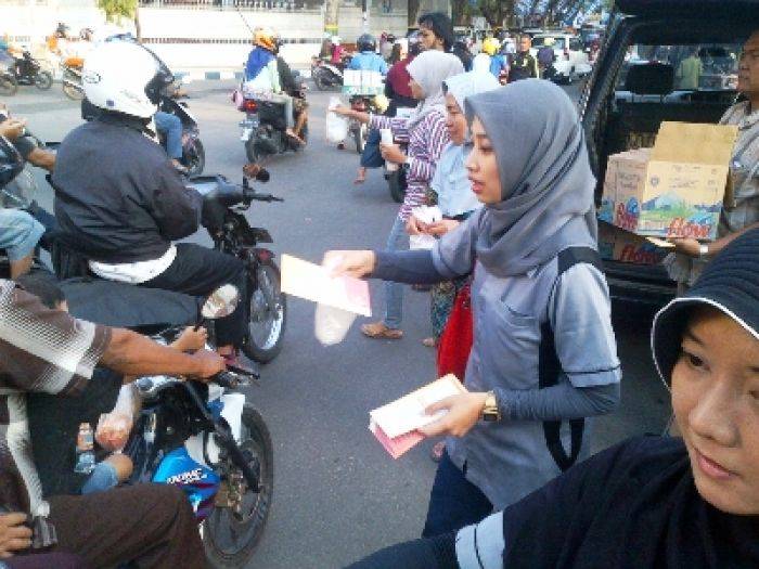 Tekan Angka Golput, KPU Bagi Takjil Tekan Angka Golput, KPU Bagi Takjil