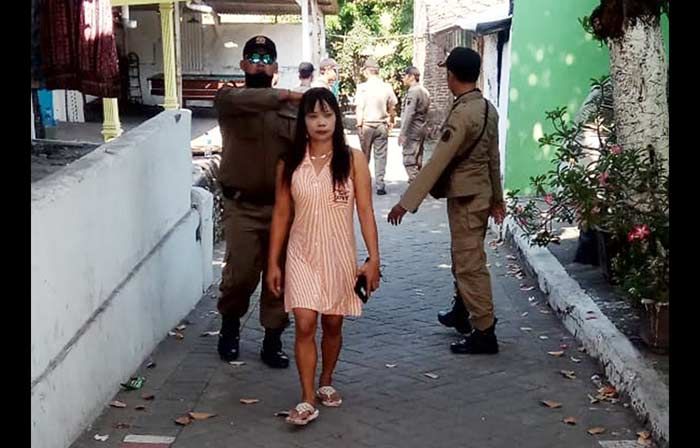 Razia Pekat, Dispol PP Gresik Amankan PSK dan Puluhan Miras Razia Pekat, Dispol PP Gresik Amankan PSK dan Puluhan Miras