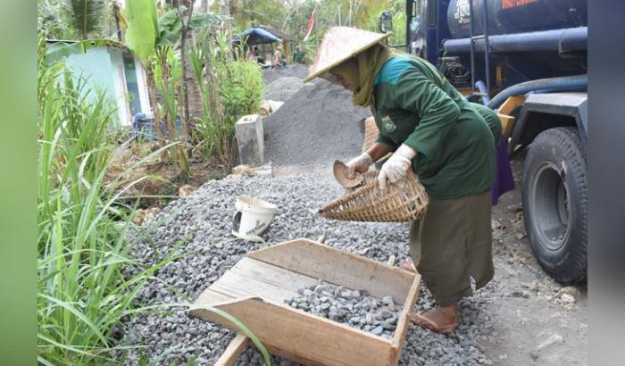 Semangat Ibu-ibu Mengangkat Batu Koral