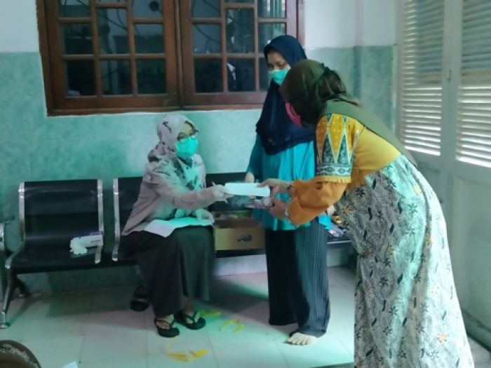 Istri Kiai Asep Tak Mau Kalah, Bagikan Uang Rp 250 Ribu per Orang untuk para Janda