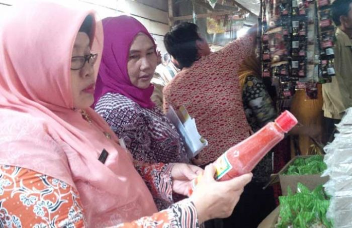 Sidak Pasar dan Swalayan, Disperpar Tuban Temukan Mamin Tak Layak Jual