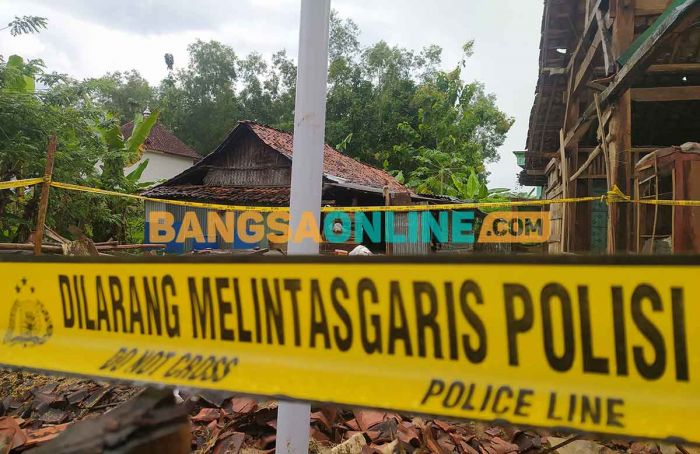 Polsek Kedungdung Pasang Garis Pembatas di Area Sumur Bor yang Keluarkan Api