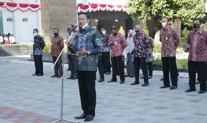 Tangis Haru ASN Warnai Mundurnya Sekda Lamongan Yuhronur Efendi Tangis Haru ASN Warnai Mundurnya Sekda Lamongan Yuhronur Efendi