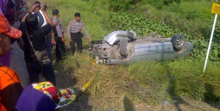 Sedan Diseruduk Kereta Api, Sopir dan Penumpang Selamat Sedan Diseruduk Kereta Api, Sopir dan Penumpang Selamat