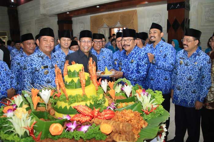 7 Kali Berturut-turut Jadi Nomor 1, Pakde Karwo: Kekompakan Jadi Kunci Sukses Pembangunan di Jatim 7 Kali Berturut-turut Jadi Nomor 1, Pakde Karwo: Kekompakan Jadi Kunci Sukses Pembangunan di Jatim