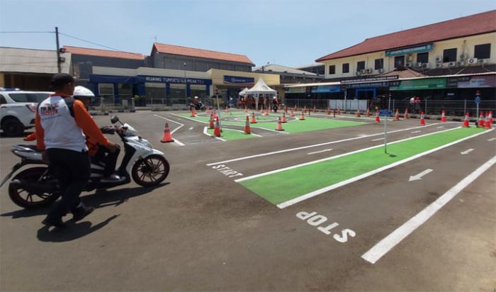 Satlantas Polresta Sidoarjo Beri Pelatihan Khusus Pemohon SIM yang Gagal Uji Praktik Satlantas Polresta Sidoarjo Beri Pelatihan Khusus Pemohon SIM yang Gagal Uji Praktik
