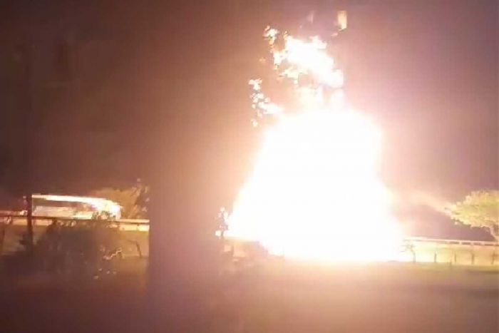 Truk Tangki Pengangkut BBM di Tol Ngawi Terbakar Truk Tangki Pengangkut BBM di Tol Ngawi Terbakar