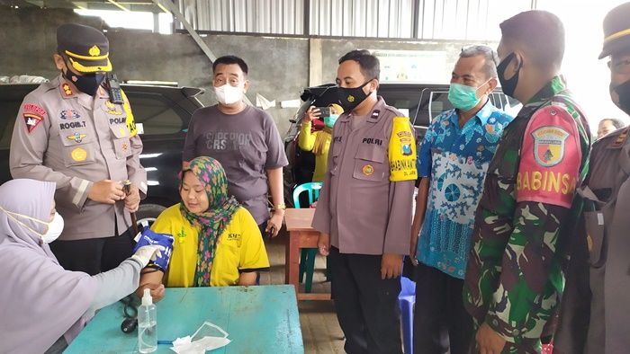 Kapolres Pamekasan Pantau Giat Vaksinasi Serentak dan Zoom Meeting dengan Kapolri di PR Ayunda