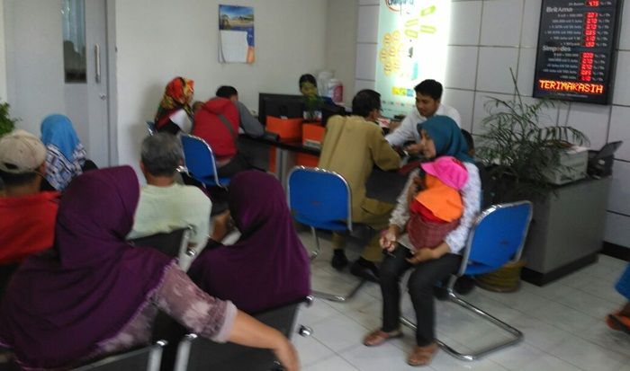 Uang Hilang Misterius, Puluhan Nasabah di Kediri Datangi BRI Uang Hilang Misterius, Puluhan Nasabah di Kediri Datangi BRI
