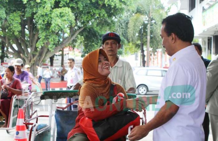 Ribuan Tukang Becak Antre Bingkisan Lebaran di Kantor Wali Kota Blitar