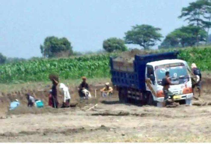 Aktivitas Galian D di Ngronggot Nganjuk Diprotes Warga, Timbulkan Polusi dan Bikin Rusak Jalan Aktivitas Galian D di Ngronggot Nganjuk Diprotes Warga, Timbulkan Polusi dan Bikin Rusak Jalan