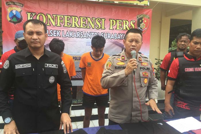 Dua Pelaku Curanmor di Lakarsantri Ditangkap saat Nongkrong, Polisi Temukan Kunci T Dua Pelaku Curanmor di Lakarsantri Ditangkap saat Nongkrong, Polisi Temukan Kunci T
